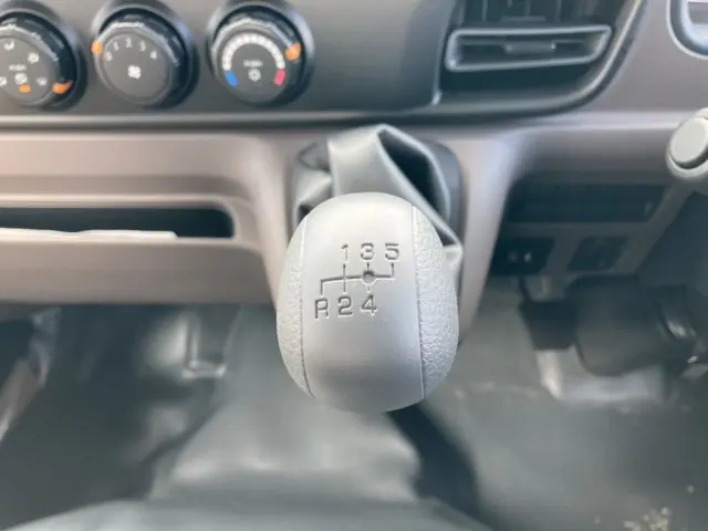 5速です。|三菱 キャンター 2RG-FBA60(2WD)の写真30