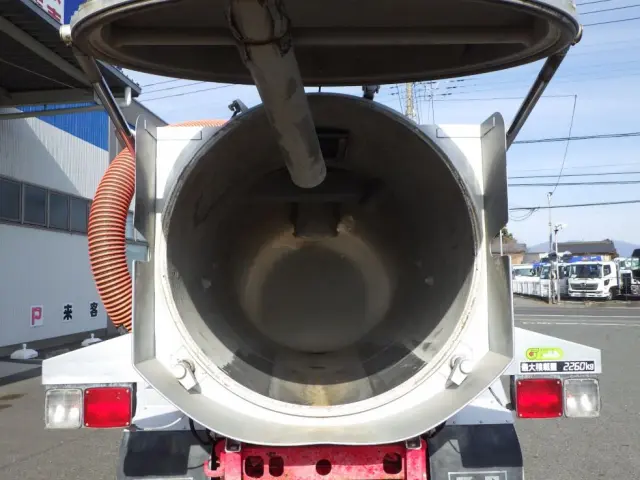 タンク内部の状態です。(材質はステンレス製です)|日野 レンジャー 2KG-FD2ABA(2WD)の写真9