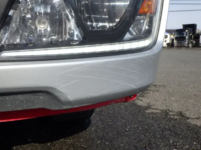フロントバンパーの助手席側にスレがあります。(運転席側にもあります)|日野 レンジャー 2KG-FD2ABA(2WD)の写真30