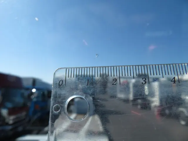 フロントガラス運転席側に小キズがあります。|三菱 スーパーグレート QKG-FY50VYの写真12