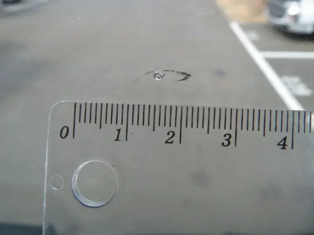 フロントガラス運転席側に飛び石跡があります。|UD クオン QKG-CD5ZAの写真13