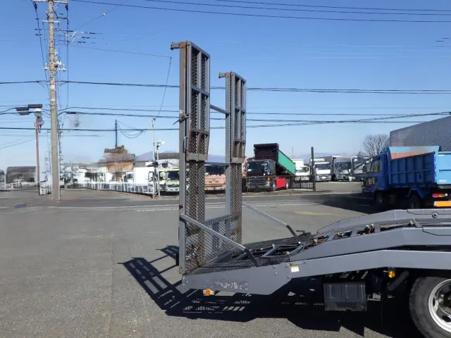 歩み板の格納状態です。|いすゞ エルフ SKG-NPR85YN(2WD)の写真14