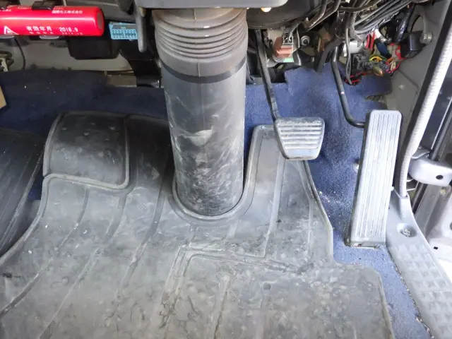 ２ペダルです。|いすゞ エルフ SKG-NPR85YN(2WD)の写真23