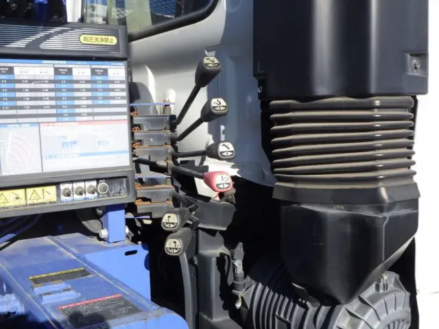 クレーンの操作レバーです。|日野 レンジャー 2PG-FE2ABA(2WD)の写真12