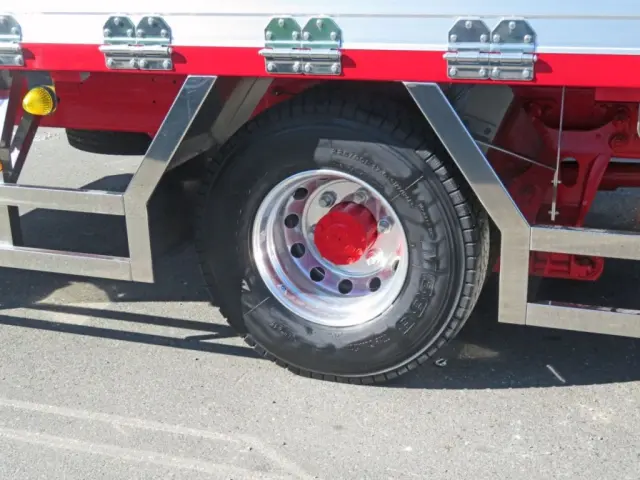 アルミホイールです。(リアフェンダーはステンレス製です)|日野 レンジャー 2KG-FD2ABG(2WD)の写真19