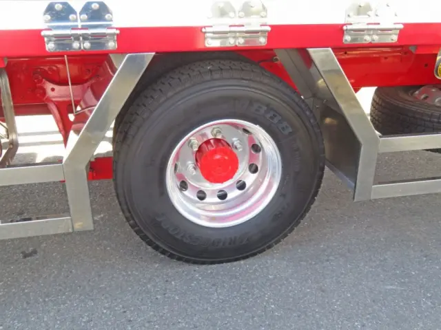 リアフェンダーはステンレス製です。|日野 レンジャー 2KG-FD2ABG(2WD)の写真33