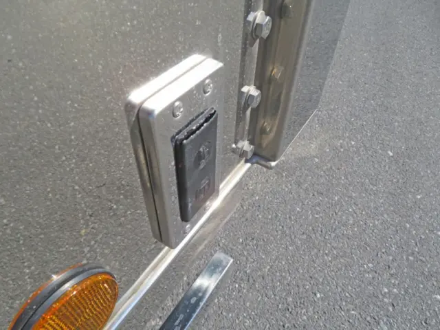 助手席側後方のウイング開閉スイッチのカバーに破れがあります。|日野 レンジャー 2KG-FD2ABG(2WD)の写真45