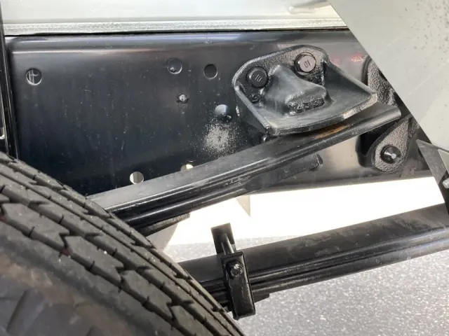 シャーシとスプリングの状態です。|三菱 ファイター 2KG-FK72F(2WD)の写真6