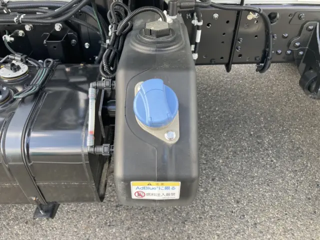 アドブルータンクです。|三菱 ファイター 2KG-FK72F(2WD)の写真36