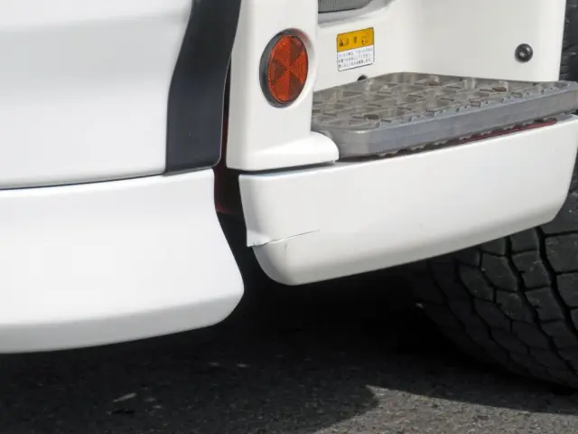 助手席側ステップ下カバーに割れがあります。|日野 プロフィア QDG-SS1EKDAの写真14