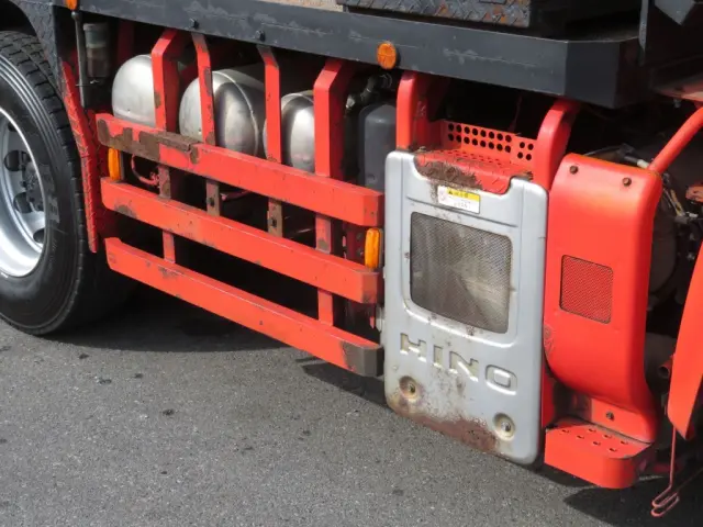 運転席側サイドバンパーにサビ、マフラーカバーにサビ・腐食があります。|日野 プロフィア QDG-SS1EKDAの写真37