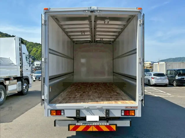 床は板張りです。|三菱 ファイター 2KG-FK65F(2WD)の写真17