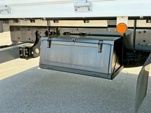 運転席側後方に工具箱が付いています。|三菱 ファイター 2KG-FK65F(2WD)の写真23