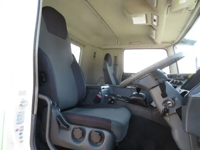 運転席座面にヘタリ・たばこの焦げ跡があります。|三菱 スーパーグレート QKG-FS54VZの写真6