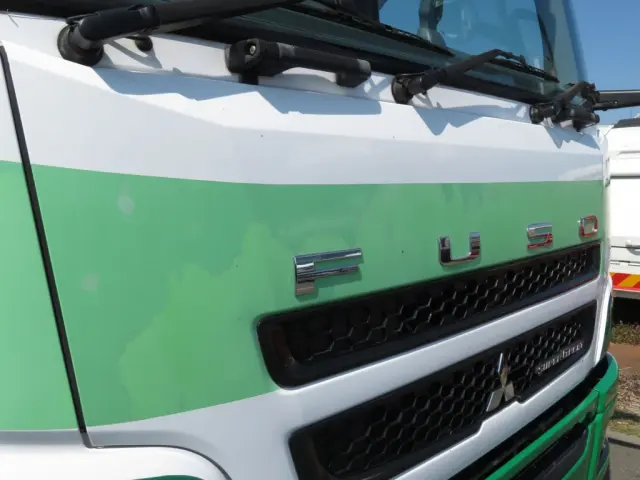 フロントパネル各所に小サビ、クリア剥がれ箇所があります。|三菱 スーパーグレート QKG-FS54VZの写真11