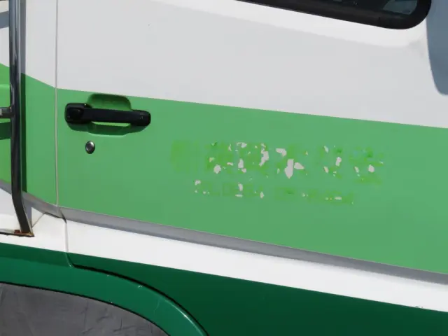 運転席ドアに看板剥がし跡があります。|三菱 スーパーグレート QKG-FS54VZの写真14