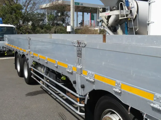 運転席側あおり各所にキズ・スレがあります。|三菱 スーパーグレート QKG-FS54VZの写真15