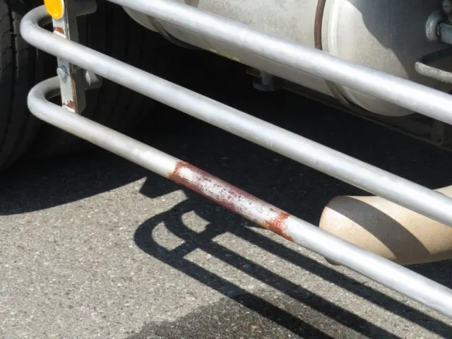 運転席側サイドバンパーにサビがあります。|三菱 スーパーグレート QKG-FS54VZの写真16