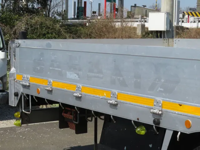 運転席側あおり後方に看板日焼け跡があります。|三菱 スーパーグレート QKG-FS54VZの写真17