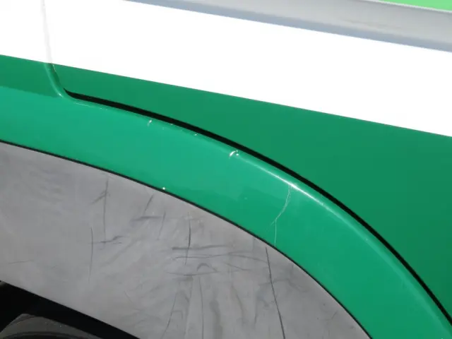 運転席側フロントフェンダーに細かいキズがあります。|三菱 スーパーグレート QKG-FS54VZの写真29