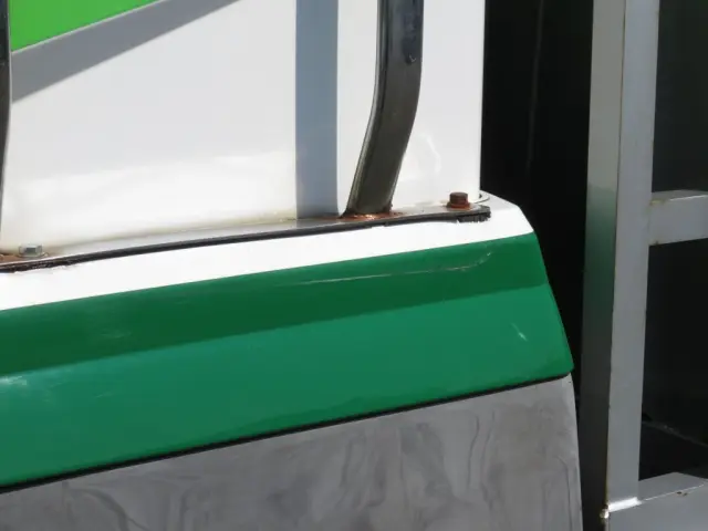 助手席側フロントフェンダー後部に細かいキズがあります。|三菱 スーパーグレート QKG-FS54VZの写真32