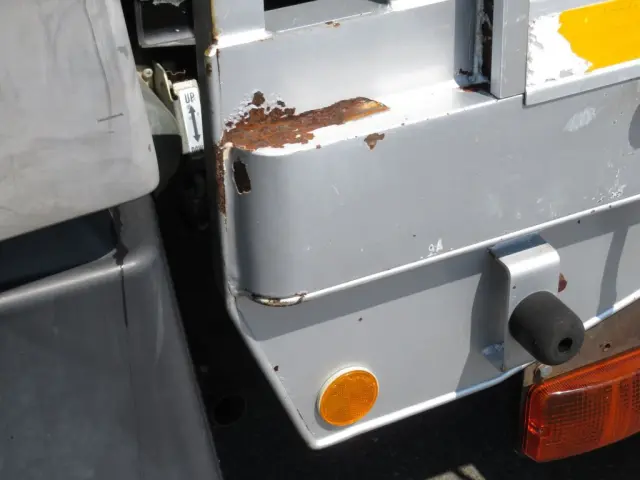 助手席側サイドレールにサビがあります。|三菱 スーパーグレート QKG-FS54VZの写真35