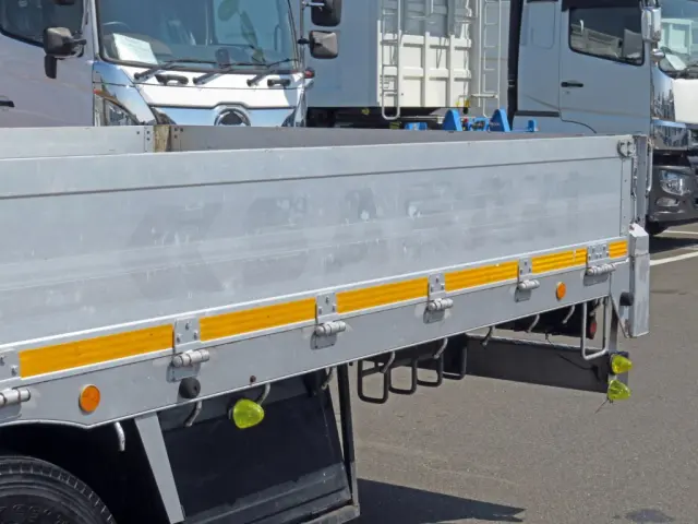 助手席側あおり後方に看板日焼け跡があります。|三菱 スーパーグレート QKG-FS54VZの写真38