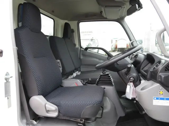 乗車定員は3名です。|日野 デュトロ 2KG-XZU712M(2WD)の写真6