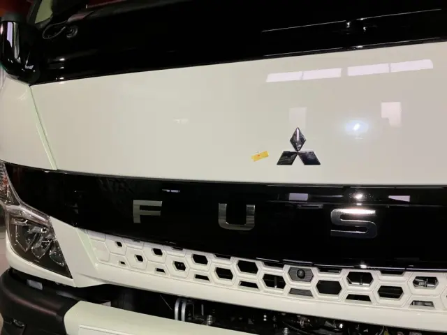 フロントパネルに飛び石があります。|三菱 キャンター 2RG-FEB50(2WD)の写真13