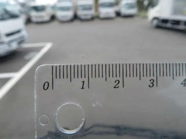 フロントガラス運転席側に小キズがあります。|三菱 キャンター 2RG-FEAV0(2WD)の写真13