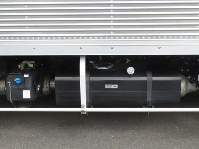 燃料タンクは100Lです。|三菱 キャンター 2RG-FEAV0(2WD)の写真18