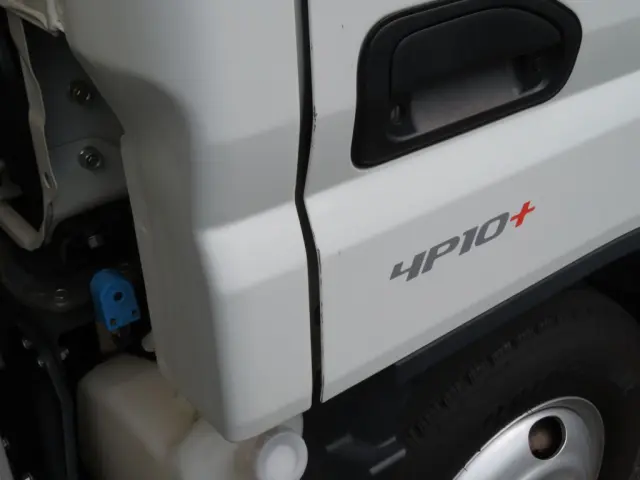 運転席ドアの後端に細かいキズがあります。|三菱 キャンター 2RG-FEAV0(2WD)の写真29