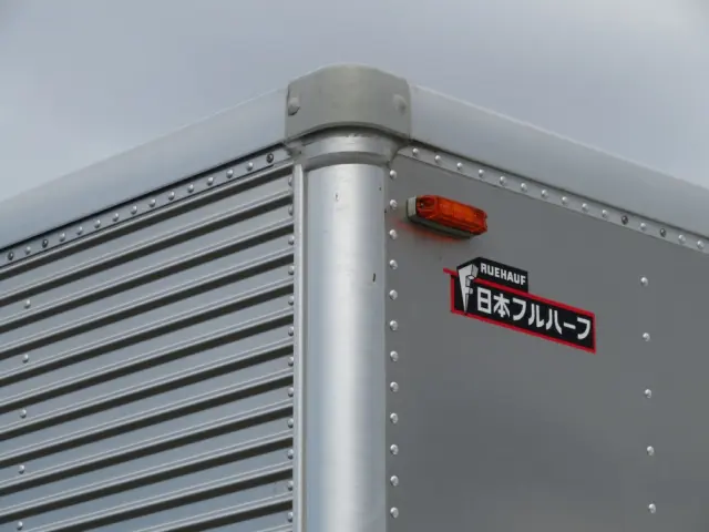 ボディー前側のコーナー部に細かい線キズがあります。|三菱 キャンター 2RG-FEAV0(2WD)の写真31