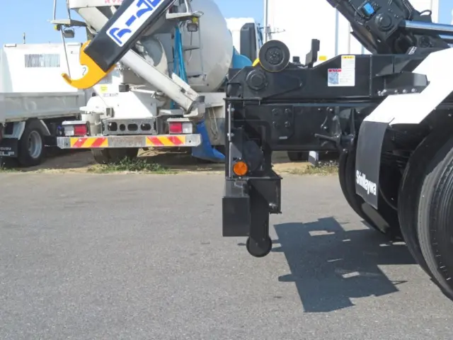 リアジャッキは手動式です。|日野 レンジャー 2KG-FE2ACA(2WD)の写真8