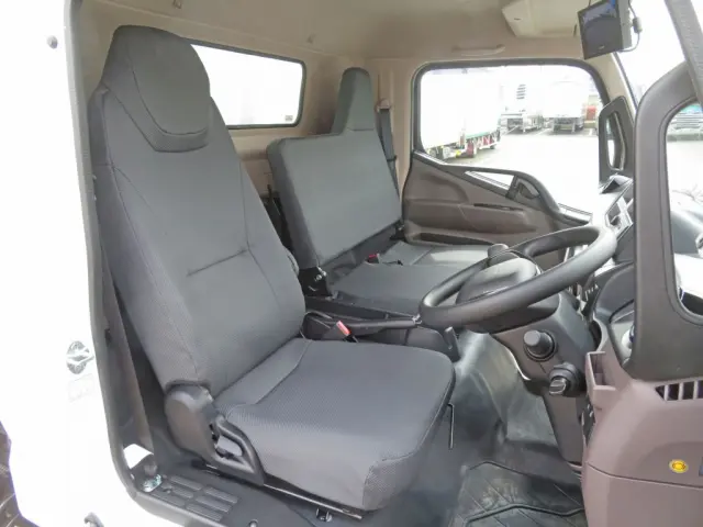 乗車定員は3名です。|三菱 キャンター 2PG-FEBM0(2WD)の写真8