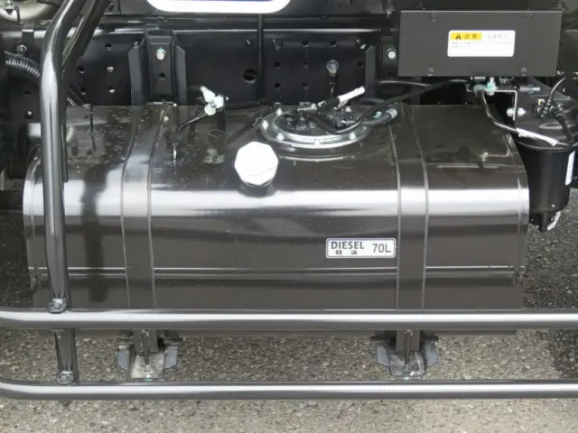 燃料タンクは70Lです。|三菱 キャンター 2PG-FEBM0(2WD)の写真27