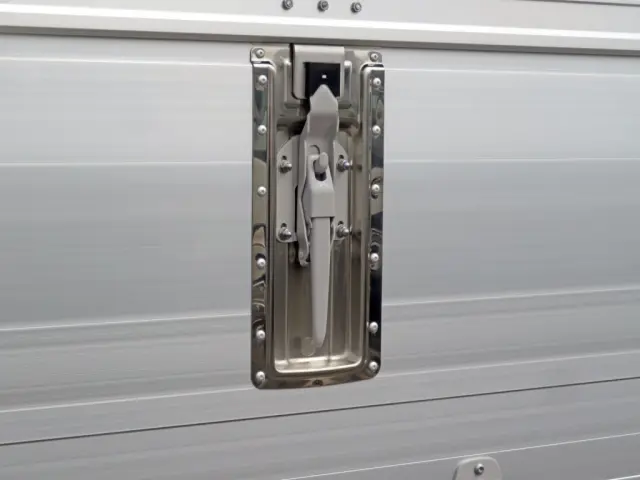 ウイングロック周りの枠はステンレス製です。|三菱 ファイター 2KG-FK65F(2WD)の写真14