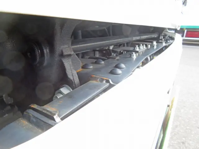 フロントパネル内部に軽い置きサビがあります。|三菱 ファイター 2KG-FK65F(2WD)の写真16