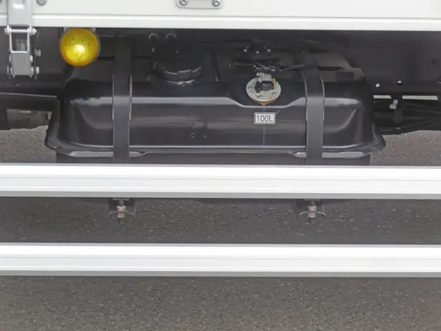 燃料タンクは100Lです。|三菱 ファイター 2KG-FK65F(2WD)の写真17