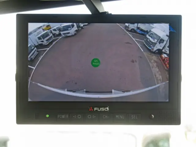 液晶バックモニター付きです。|三菱 ファイター 2KG-FK65F(2WD)の写真19