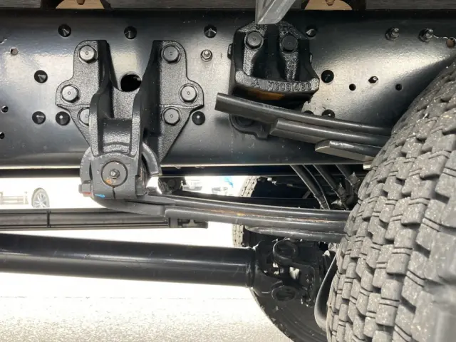 シャーシとスプリングの状態です。|三菱 ファイター 2KG-FK62FZ(2WD)の写真5