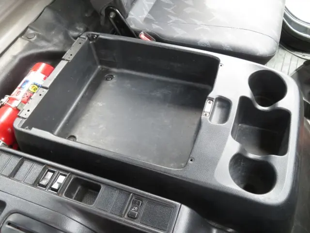 センターコンソールのパネルが欠品しています。|日野 レンジャー TKG-GC7JGAAの写真29
