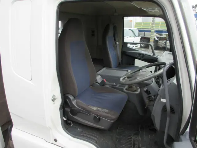 乗車定員は２名です。|三菱 ファイター TKG-FK61F(2WD)の写真6