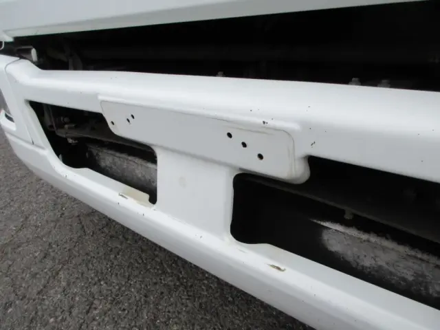 フロントバンパーに飛び石キズ・ヘコミがあります。|三菱 ファイター TKG-FK61F(2WD)の写真20
