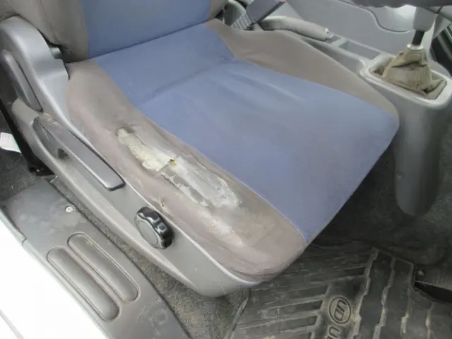 運転席座面にヘタリ・破れがあります。|三菱 ファイター TKG-FK61F(2WD)の写真35