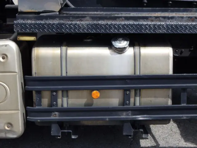 燃料タンクは400Lです。|UD クオン PKG-GK4XLE改(2WD)の写真19