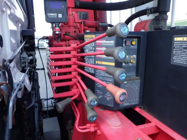 クレーンの操作レバーです。|日野 レンジャー LKG-FE7JGAA(2WD)の写真15
