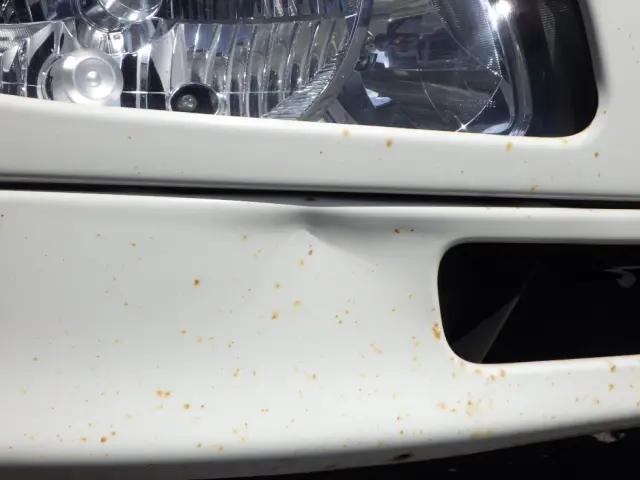 フロントバンパーに飛び石キズ・ヘコミがあります。|日野 レンジャー LKG-FE7JGAA(2WD)の写真27