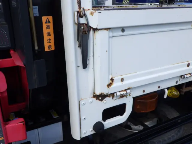ボディー前方の両サイドにサビがあります。|日野 レンジャー LKG-FE7JGAA(2WD)の写真31