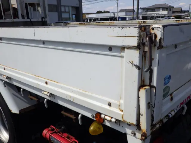 ボディーの両サイドにキズ・サビ・凸があります。|日野 レンジャー LKG-FE7JGAA(2WD)の写真32